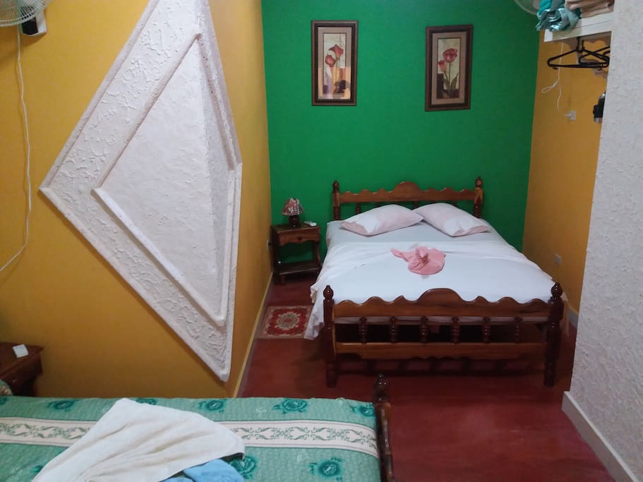 habitacion con 2 camas dobles, aire acondicionado, caja de seguridad