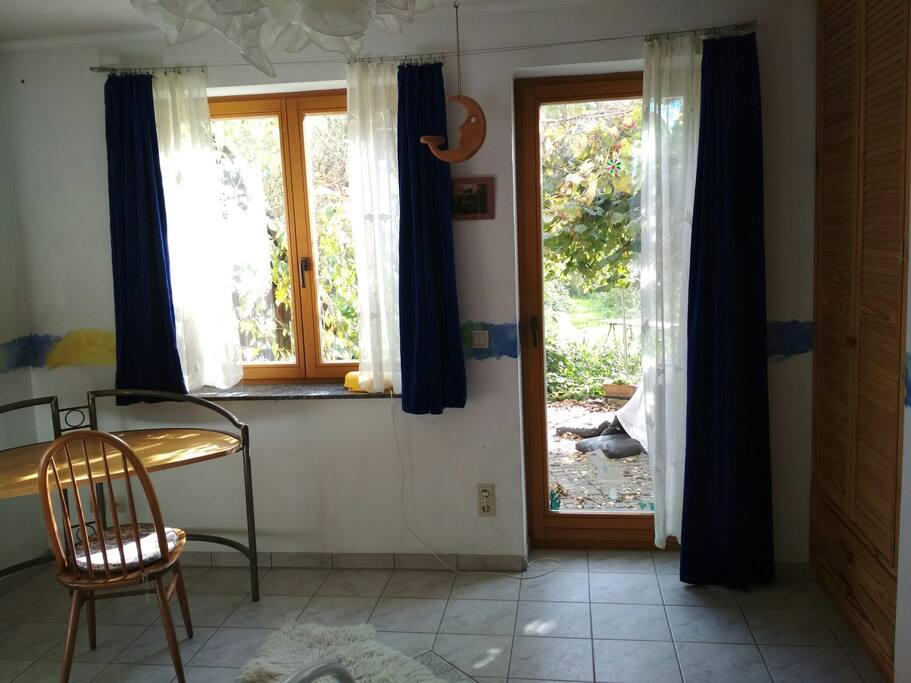Schreibtisch und Terrassentür