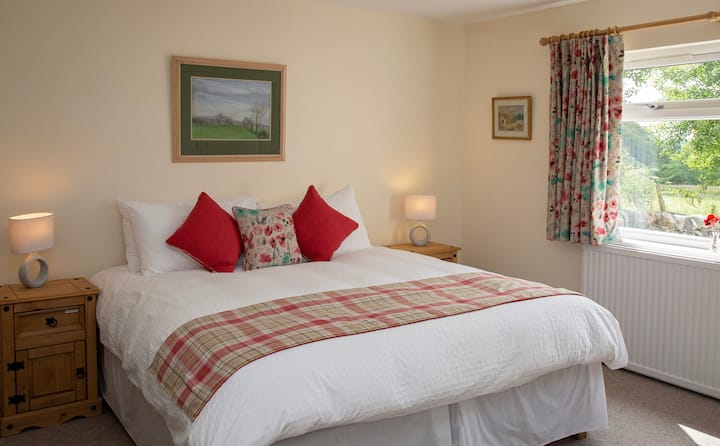 Ground floor Superking/twin bedroom. Quietly situated in the extension to the main farmhouse with adjacent shower room.