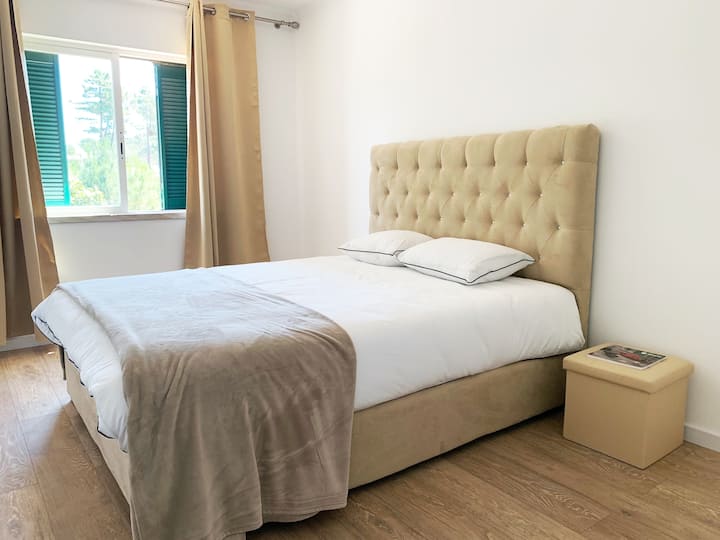 Primer dormitorio con armario detrás