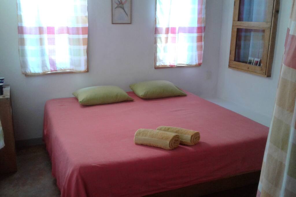 Bedroom w/Kingsize bed