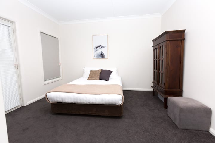 חדר שינה 1 עם מיטת קינג סייז וחדר רחצה צמוד.