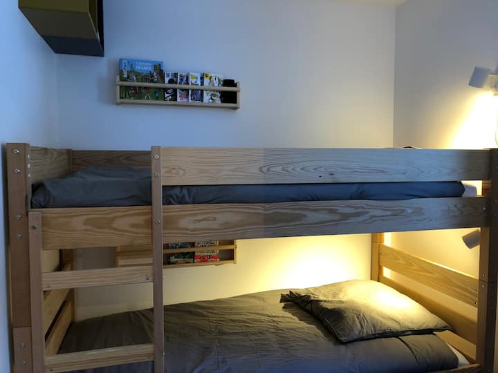 Chambre 3 : chambre des enfants (2 lits superposés + 1 lit tiroir)