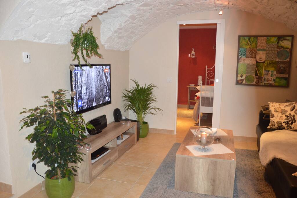 Salon avec vue sur chambre, porte coulissante