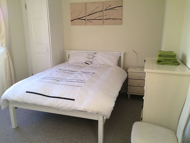 Lovely comfortable double room (offstreet parking)