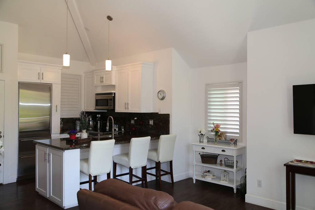 Full kitchen w/bar