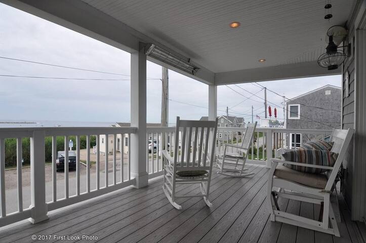 BEACH FRONT: Water Views: Luxurious 3 bed/2 bath gallery image 2