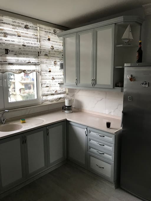 Andere zijde met oven/ gasfornuis