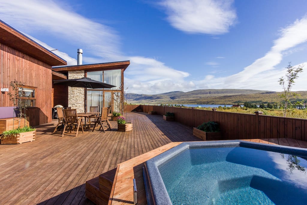 Enjoy perfect view and various weathers in Iceland.