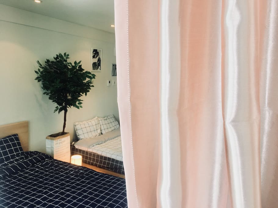 아침햇살을 막아주는 분홍 암막커튼^^
Pink blackout curtain^^
