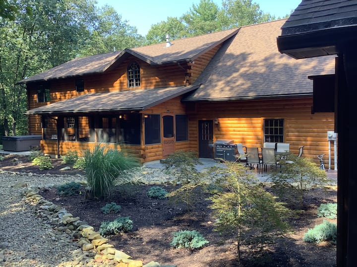 Seven stars lodge with hot tub an WiFi on 36 acres Cabins for Rent in