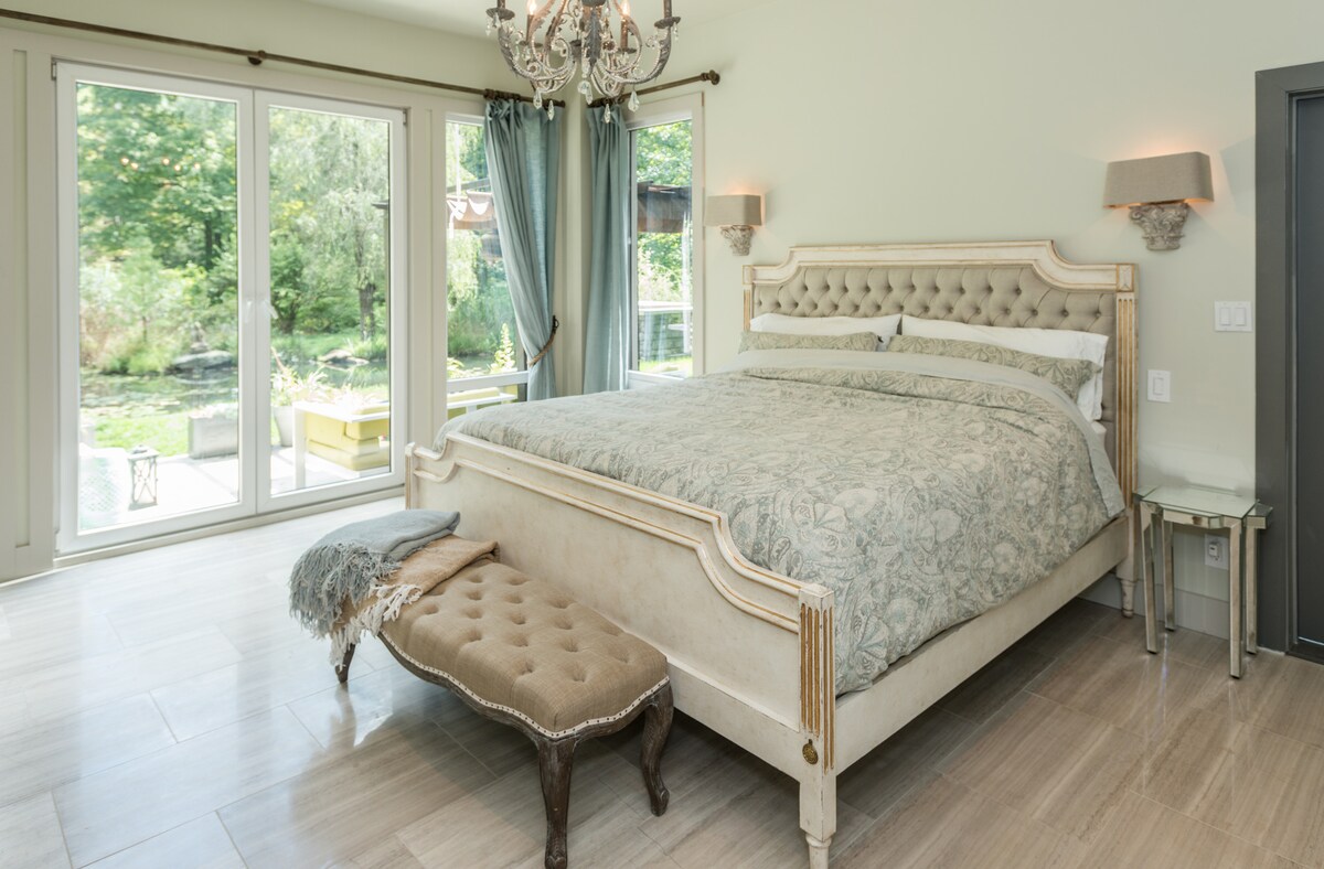 Primary bedroom, king size bed 