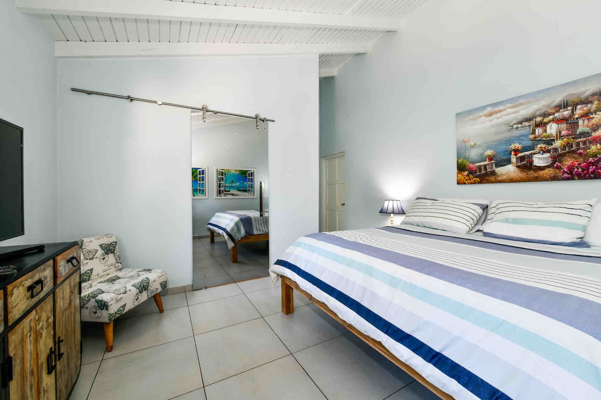 Dormitorio principal con cama tamaño king, techo abovedado y vestidor y baño. Incluye TV de 42pulgadas con acceso por cable local.
Sábanas y ropa de cama incluidas, todas las habitaciones tienen baño privado, baño y aire acondicionado.