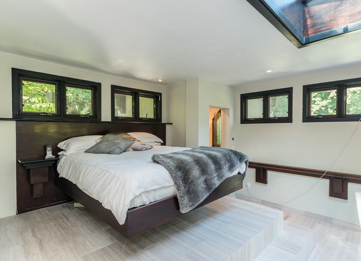 Tower bedroom/queen size bed 