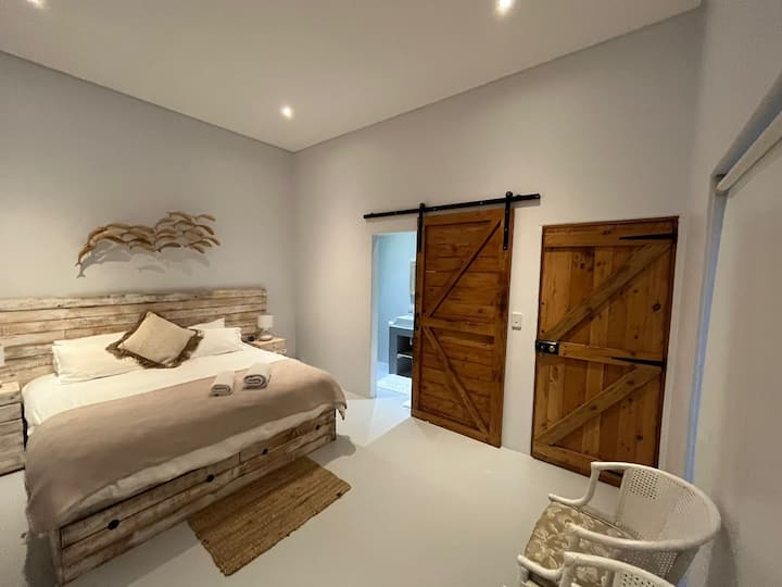 Cama tamaño king con acceso en suite y jardín.