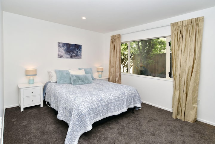 El dormitorio 3, abajo, cuenta con una cama tamaño queen de lujo.