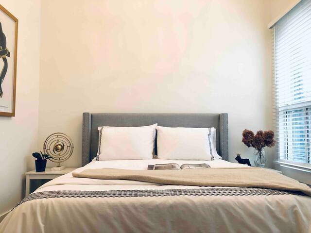 stylish 1300 ft² loft: 3BR + patio @ queen west gallery image 3