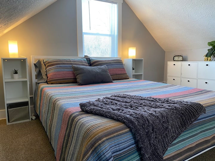 Dormitorio en la planta alta, cama queen, con sala de estar
