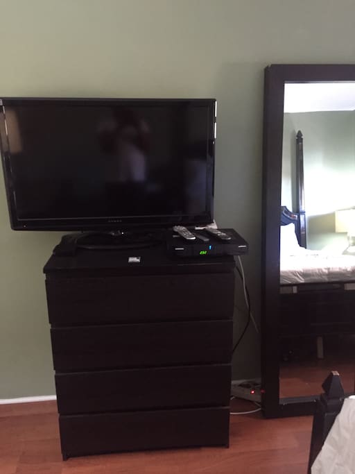 TV W/WIFI AND CABLE TV