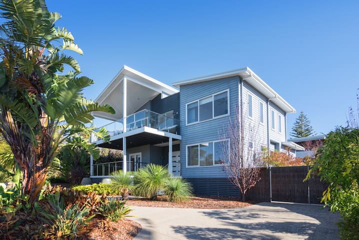 Casa Azzura – Ocean Views, short walk to the Beach