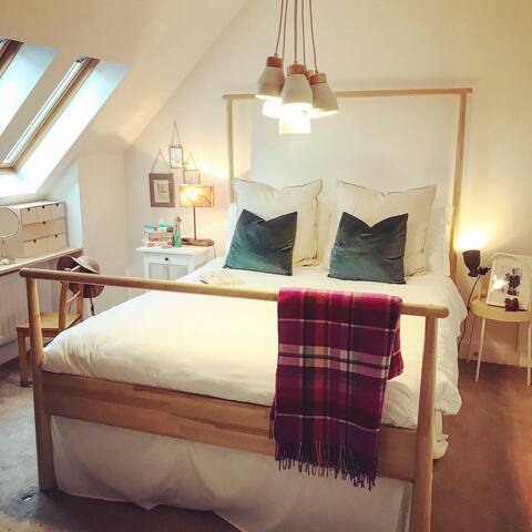 4 bed home: Fringe Festival & Scotland Exploration gallery image 5