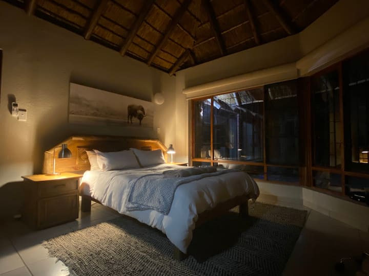 Chambre 2 climatisée avec salle de bains privative en bas 