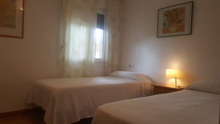 Chumba cha kulala na vitanda viwili vya 0, 90