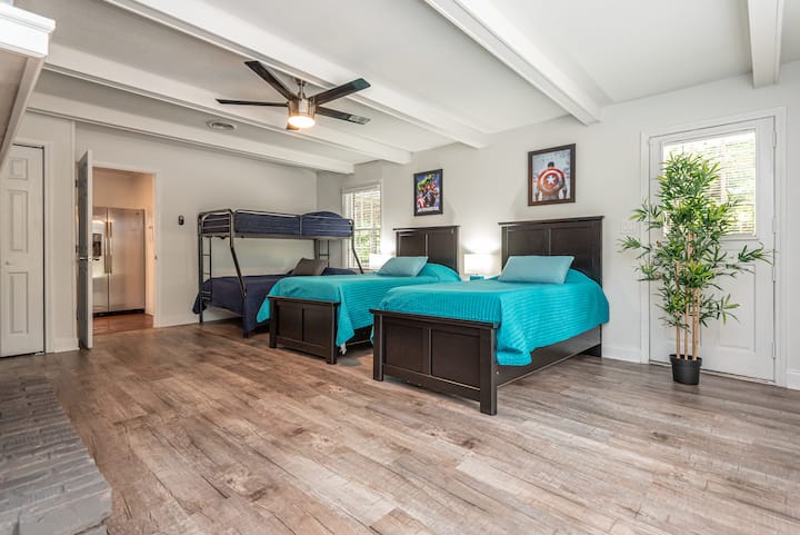 Საძინებელი #4 w/ 2 ერთადგილიანი საწოლი + 1 ორსართულიანი საწოლი (ქვედა: სრული, ზედა: Twin) - ძირითადი დონე