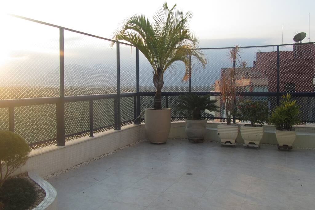 Quintal do apartamento com vista para o mar e para a serra
