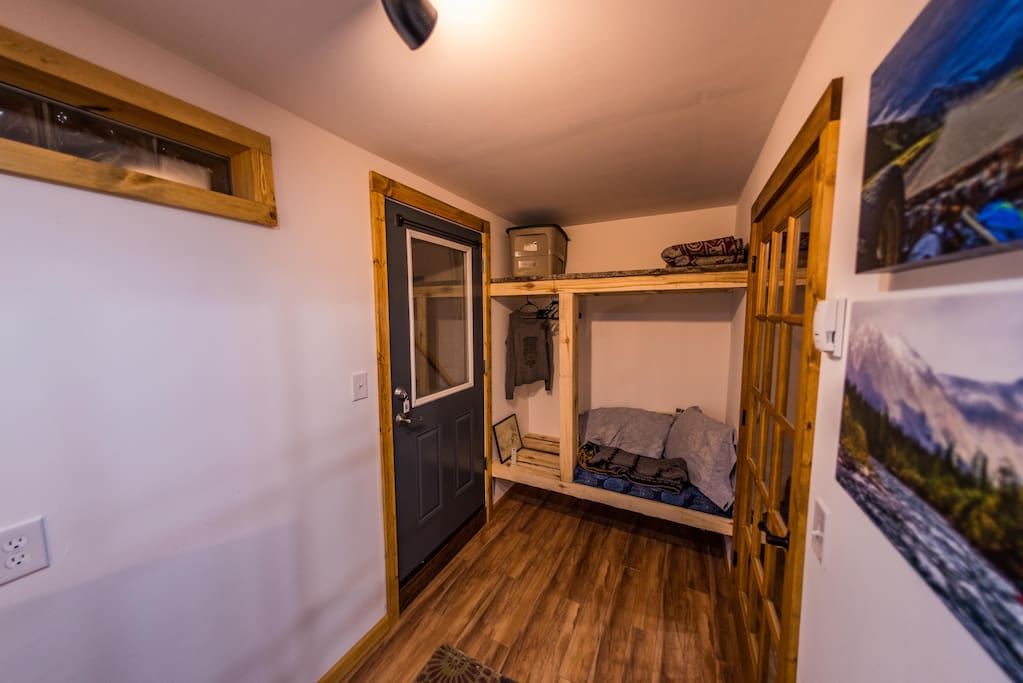 Guest bedroom: reading nook and closet