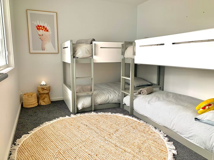 เตียง 2 ชั้น 2 หลังและตู้เสื้อผ้าในตัว โคมไฟเล็กๆที่มีแสงยามค่ำคืนด้วย