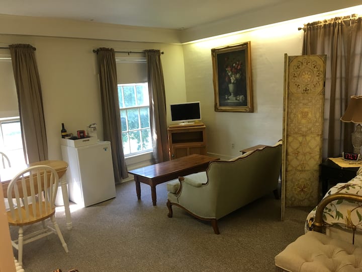 Suite T B&B Located in historic uptown Maumee, Oh Guest suites for
