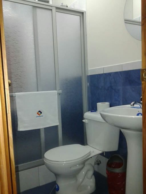 Baño con ducha y agua caliente