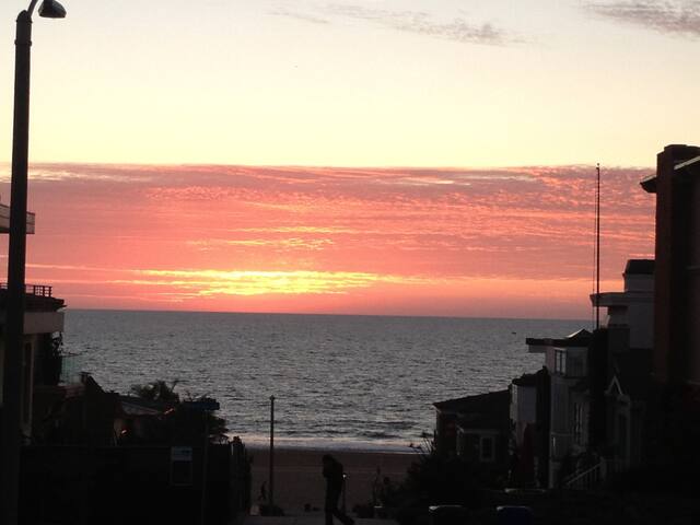 Elegant, Quiet Home Steps to Beach gallery image 4