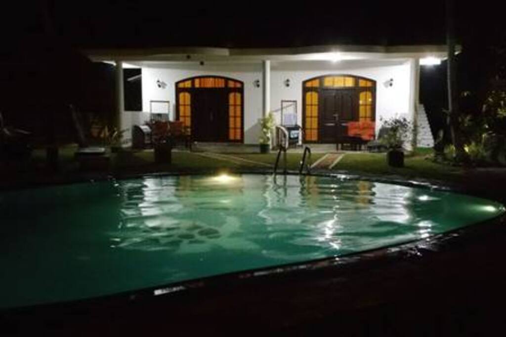 Die Doppelbungalows bei Nacht