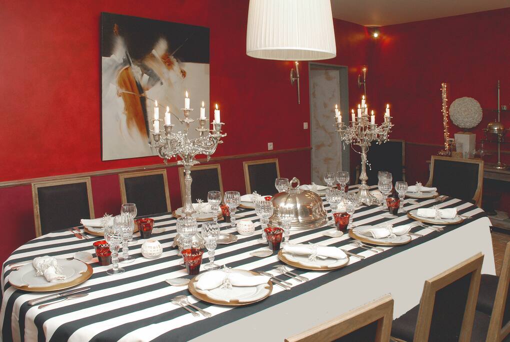 Une salle à manger flamboyante.