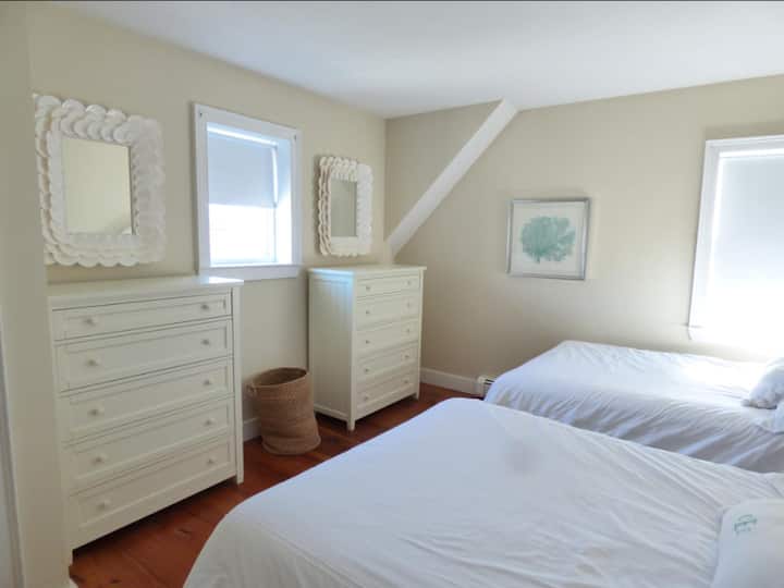 Ზემოთ საძინებელი აუზის ხედით