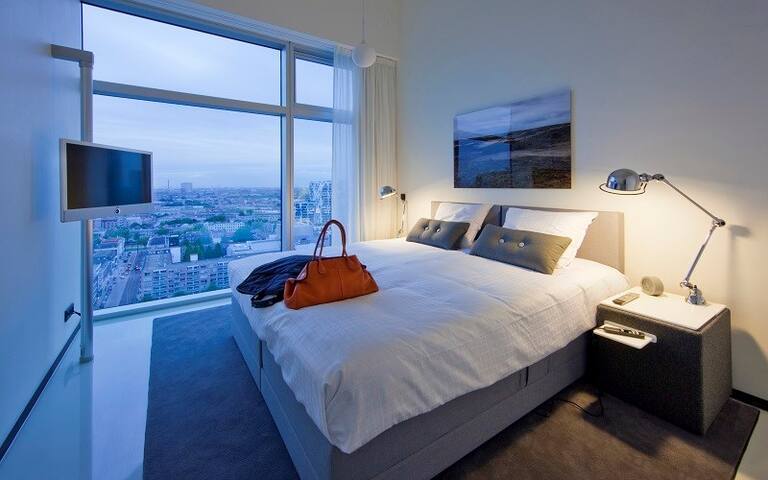 Urban Large Penthouse. Age 21+ only! gallery image 2