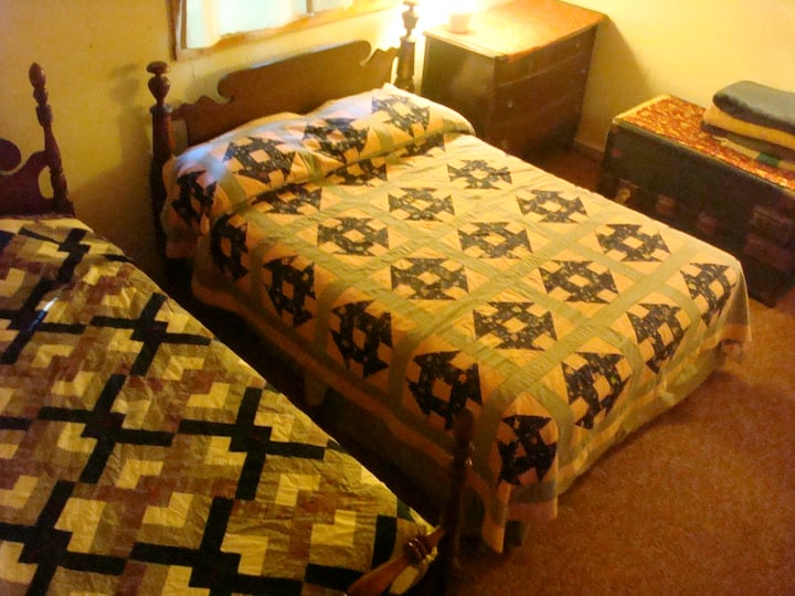 Dormitorio con camas individuales y dobles