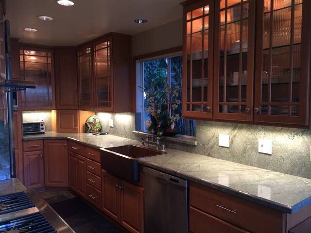 Elegant, Quiet Home Steps to Beach gallery image 5