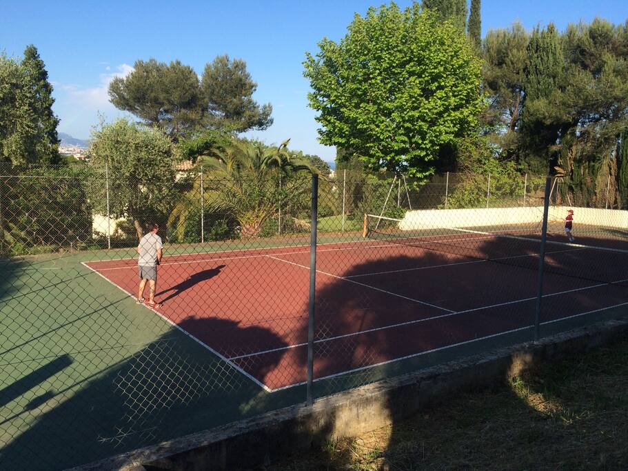 Terrain tennis à disposition. Pensez à vos raquettes!