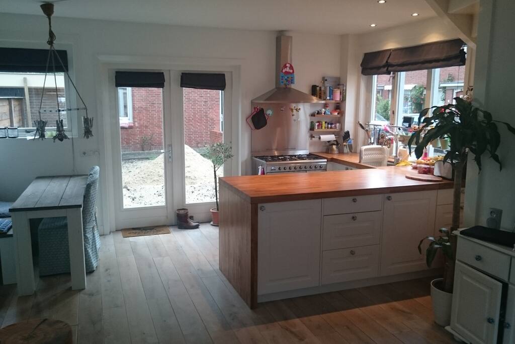 Woonkeuken met eettafel