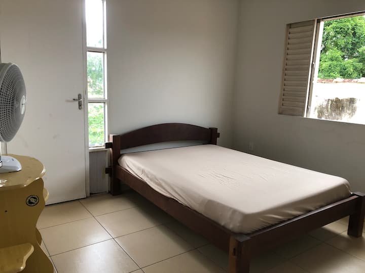 Საძინებელი 3 ორადგილიანი საწოლით, კარადა ტანსაცმლისთვის და კარადა ბარგის საკიდისთვის