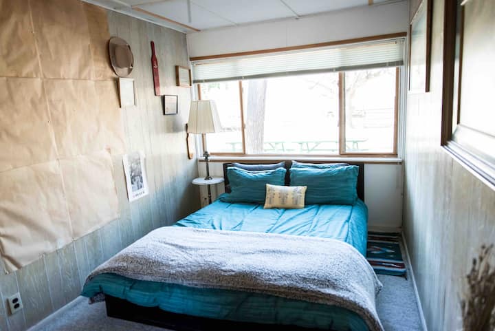 Guest room queen bed
Photo credit Hannah Shipman Photography 