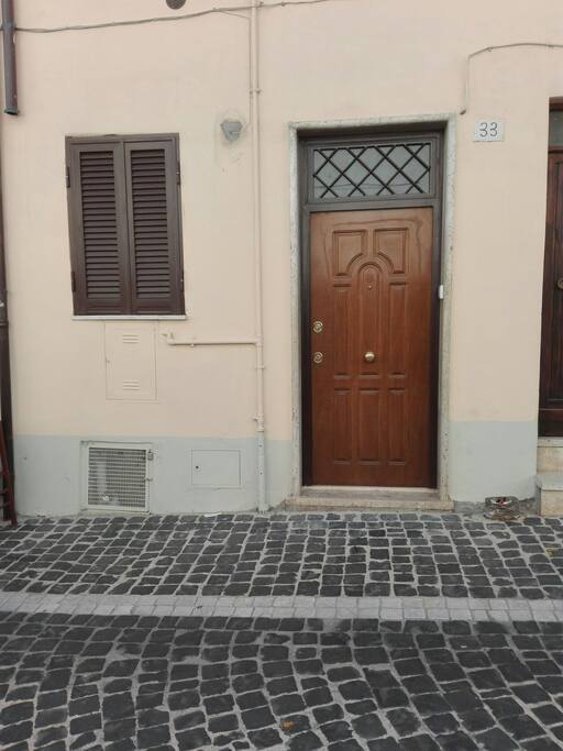 Porta d ingresso via Roma 33