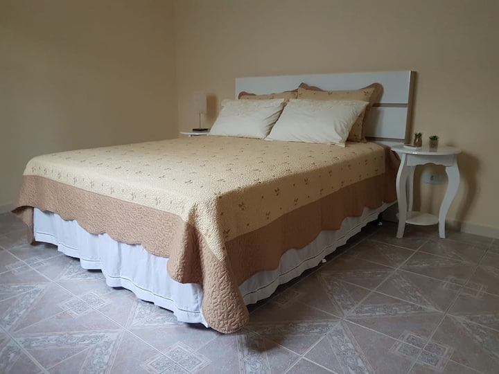 Ოთახი 2, საწოლით.