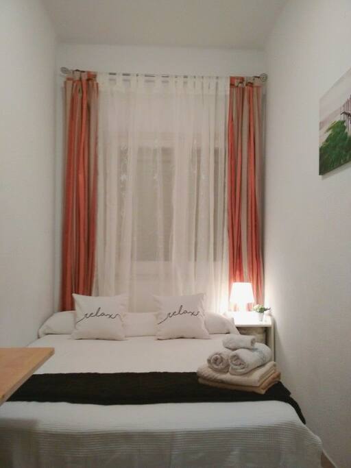 Habitación pequeña con cama matrimonial (capacidad justa para dos personas)