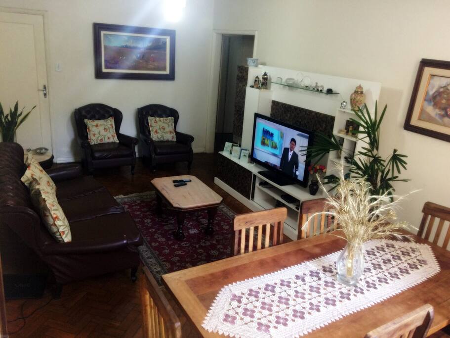 Sala de estar. Sala com mesa de jantar para 6 pessoas, sofás que acomodam ate 5 pessoas, TV ambiente bem iluminado, decorado e agradável.