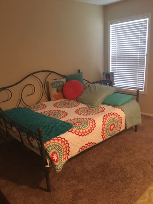 Full size daybed