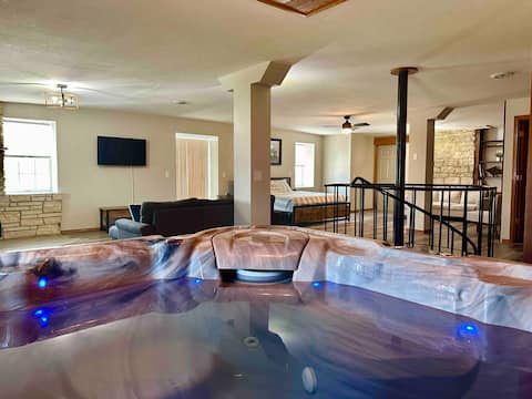 Riverview Villa - Hot Tub Suite
